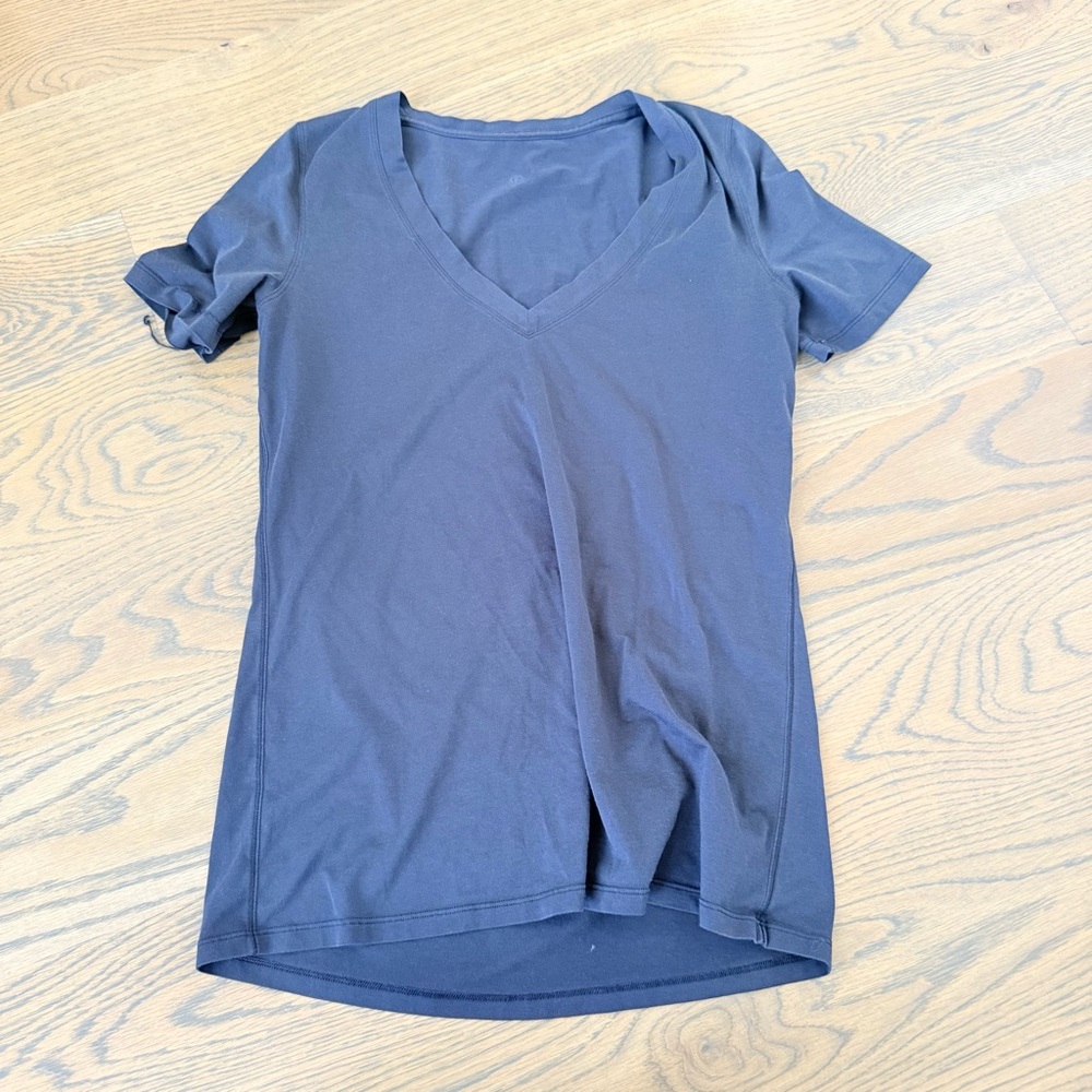Black Lululemon tee